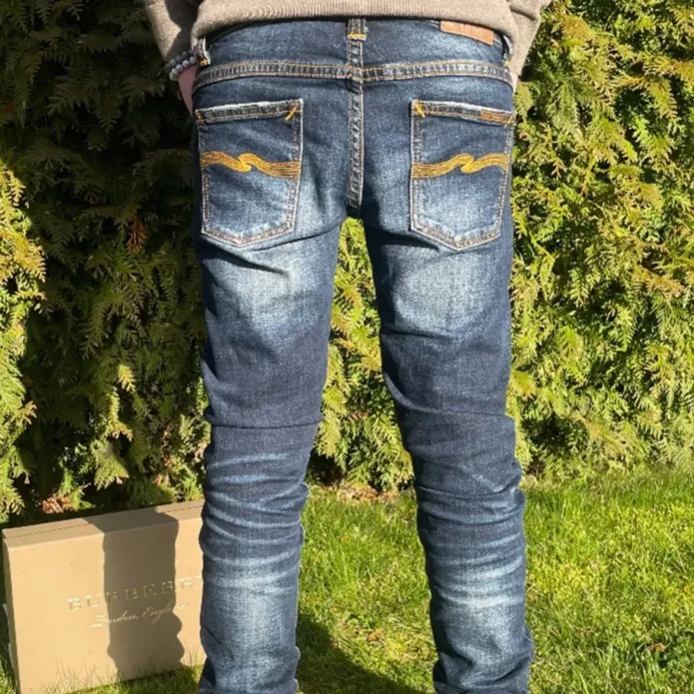 Säljer dessa extremt snygga jeans med tvätt och slitningar!  Vid frågor eller bilder kom pm!. Jeans & Byxor.