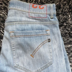 Dondup jeans - Tjena, säljer nu dessa feta dondup jeansen stl 33. Skick 9/10 inga defekter. Färgen är blå. Bara att höra av sig vid funderingar!