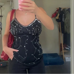 Vintage festtopp - Snygg topp från VILA clothes💗 Köpt secondhand i fint skick. Märkt som L men jag skulle säga M! Finns dragkedja på sidan