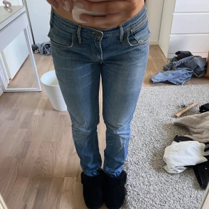 Vintage Levi’s jeans  - Jättefina vintage jeans från Levi’s med låg midja och rak modell. Väldigt sköna att ha på sig, säljer då jag har liknande andra. De är dock avklippta så skulle säga att de är W29 L 30 och inte L32