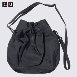 Grå/svart bucket bag Från Uniqlo U. Fint skick!