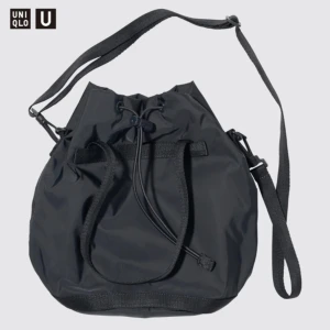 Bucket bag  - Grå/svart bucket bag Från Uniqlo U. Fint skick!