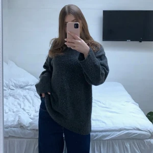 stickad tröja - gosig tröja från monki, oversize och lång❤️ kanske ser nopprig ut men den var så när jag köpte den! stor i storleken