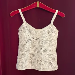 Virkat linne, vintage ca stl S - Virkat linne i bomull. Upplevs som stl s mått: byst 36 cm. Längd från överst på axelbandet 52 cm. 