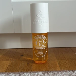 Sol de janerio curiosa 62 - Jag säljer min sol de janerio eftersom att jag inte får använding av den längre. Den är väldigt ny. Parfymen luktar pistasch och saltkaramell. Lukten är söt men jätte god.