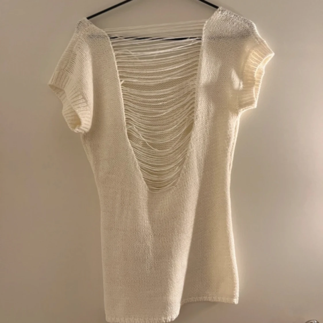 Snygg stickad vit t-shirt - 90