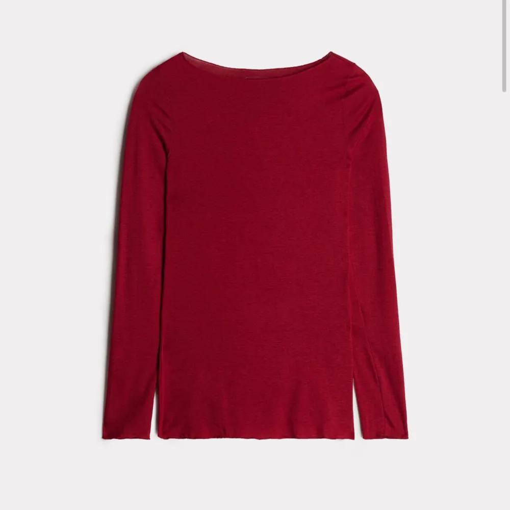 Säljer denna intimissimi tröjan i färgen röd då den inte kommer till användning. Har använt den 1 gång och sedan dess inget mer. Köpt för ca 1 månad sen💕 skriv om ni vill ha flera bilder eller om ni har några frågor💕💕. Tröjor & Koftor.