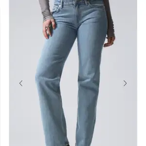 Säljer dessa low waist jeans från Weekday i storlek M!