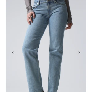 Low waist jeans - Säljer dessa low waist jeans från Weekday i storlek M!