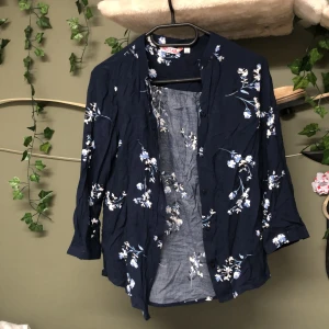 Kofta/skjorta - En blommig fin kofta som e perfekt till sommaren, arm längden är trekvartslång och den är i extremt bra skick 