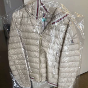 Moncler Dunjacka - _ Säljer denna moncler dunjacka då den blivit för liten. Fint skick, direkt från kemtvätten, perfekt för våren. Storlek 2/small herr.  Bara att skriva vid intresse! Priset kan diskuteras OBS lagad dragkedja, inte original