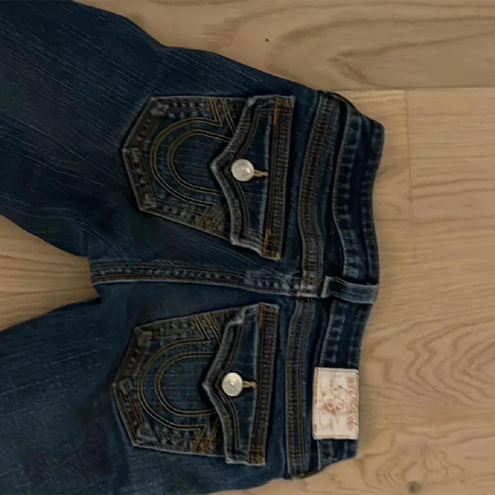 True religon jeans. Storlek 25! Lågmidjade och bootcut super fina men säljer då dom inte kommer t användning. Midjemåttet är ungefär 67-72 då dom är väldigt stretchiga o sköna! Innerbenslängden passar nån som är 166 eller under(KAN INTE MÄTA LÄNGDEN). Jeans & Byxor.