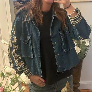 Croppad jeansjacka  - Croppad jeansjacka med fina broderier på armarna!!🥰🥰❤️