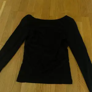Långärmad tröja med öppen rygg från veromoda, köpt för 299. Den ser lite blå ut på bilden med den är i färgen svart.