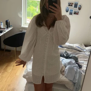 Vit klänning - Söt vit klänning jag använde som konfa klänning i höstas, den är endast använd då💗