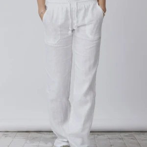 Lågmidjade linnebyxor  - Svala och sköna perfekt till sommaren från Skagen clothing. Använd max 2 gånger. Säljer då de tyvärr var lite för långa på mig. Nypris är 799. 