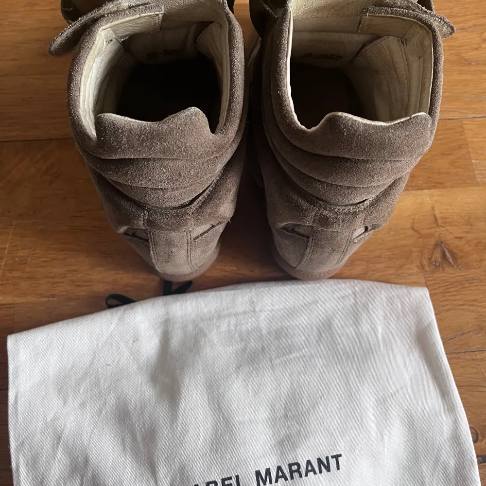 Säljer mina fina isabel Marant skor som är i ny skick. Tyvärr används som inte pga att de är för små. Dust bag ingår 🙏🏽 Ny pris 5900. Skor.