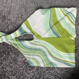 Halterneck topp  - En retrofärgad halternecktopp som är super fin till sommaren. Har använts ett antal gånger och har därför fåtal små fläckar 