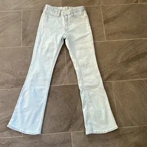 Fina low Waits Bootcut jeans från H&M, jag säljer dom för att dom inte längre passar, nästan aldrig andvända så dom är i nyskick. Jag köpte dom för ca 1 år sen och vet inte om dom fortfarande går att köpa i butik 😃 hör av dig om du är intresserad ☺️
