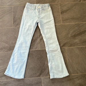 Bootcut jeans från H&M, nyskick - Fina low Waits Bootcut jeans från H&M, jag säljer dom för att dom inte längre passar, nästan aldrig andvända så dom är i nyskick. Jag köpte dom för ca 1 år sen och vet inte om dom fortfarande går att köpa i butik 😃 hör av dig om du är intresserad ☺️