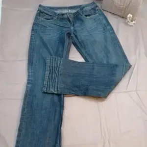 Säljer dessa lågmidjade jeans som är i bootcut! Storleken är W28,L32! Blåa byxor med tvättad effekt nertill. Litet hål på bakbenet men inget som syns när man har på sig dem. Pris kan diskuteras vid snabb affär💕