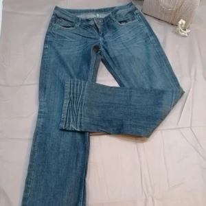 Low waist jeans med bootcut - Säljer dessa lågmidjade jeans som är i bootcut! Storleken är W28,L32! Blåa byxor med tvättad effekt nertill. Litet hål på bakbenet men inget som syns när man har på sig dem. Pris kan diskuteras vid snabb affär💕