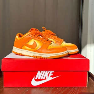 Nike dunk low  - Dunks i färgen ”magma orange”, fint skick! Köpta på SNS hemsida. Storlek 39. Lådan skickas även med