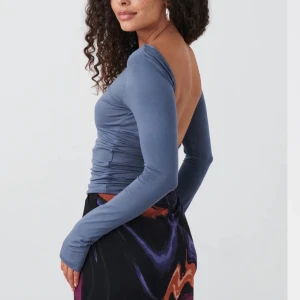 Jättefin low back top💗 - Superskön blå low back top💗Aldrig använd! Från Gina Tricot i deras soft touch serie så den är väldigt stretchig och mjuk💗Skriv för mer frågor eller bilder