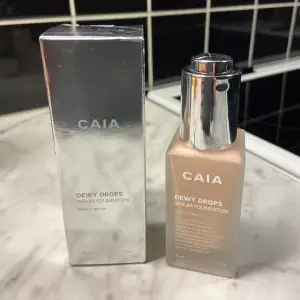 Säljer den populära dewy drops serum foundation från Caia i färgen 10c. Nästan full. Skickar samma dag eller dagen därpå beroende på vilken tid på dygnet man köper den. 