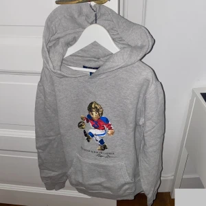 Ralph Lauren Hoodie - Nypris: Ca 1700 kr Mycket bra skick! Storlek: 10-12