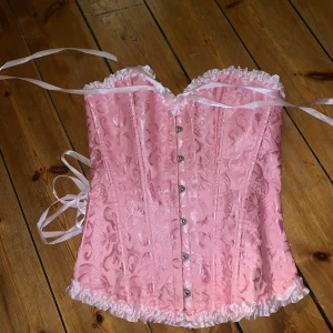 Jätte snygg korsett  - Säljer denna super super snygga korsetten som köptes för 199kr. Den är storlek XS men eftersom man kan reglera den så passar den S och även M beroende. Om du har bh-storlek 70A-75C så kommer denna passa dig super fint vid brösten. Nyskick ❤️