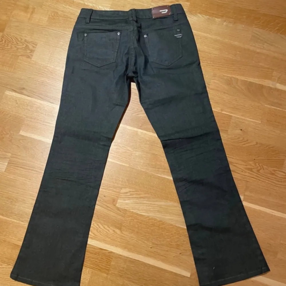 Superfina lågmidjade svarta diesel jeans som är utsvängda💗 Innerbenslängd:78cm totala längd:100cm  midjemått rätt över 42cm  superfint skick☺️. Jeans & Byxor.