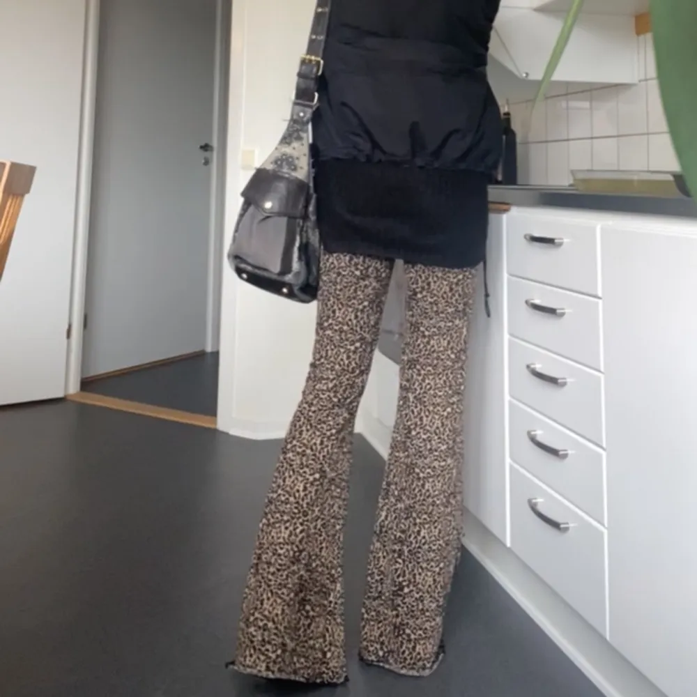 Leopardbyxor med skönt material som ej kommer till användning längre. Är 175 cm lång och skulle säga att de är långa på mig. (På sista bilden ser ni att de även är långa med plattå skor) Kontakta om du är intresserad eller har övriga frågor ❤️. Jeans & Byxor.
