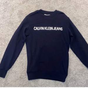 Säljer denna Calvin Klein tröja. Köpt för 999kr och säljer för endast 79kr. Strl C XS i väldigt bra skick.