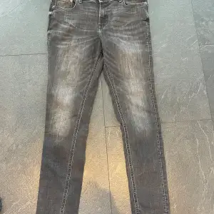 Mörkgråa skinny jeans i storlek 164, snygga i bra skick. 