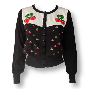 Rockabilly Kofta  - En kofta i fint skick från Dancing Days av Banned. Storlek XL. Dockan använder XS. MÅTT: Axel till axel 34.5cm, ärmlängd 60cm, armhåla till armhåla 50cm & längd 50cm 