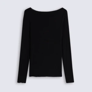 Intimissimi tröja - Trendig och jättefin har ett litet hål bakifrån lite längre ner från höger axel men går enkelt och fixa därav lågt pris, annars helt perfekt💓