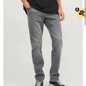 säljer min killes skit snygga gråa jeans från jack & jones som är helt nya me prislapp kvar💞säljer pga att han glömde skicka tillbaka dom eftersom dom tyvärr inte passade! 🥰