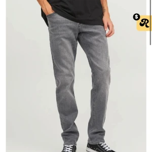 jack & jones jeans  - säljer min killes skit snygga gråa jeans från jack & jones som är helt nya me prislapp kvar💞säljer pga att han glömde skicka tillbaka dom eftersom dom tyvärr inte passade! 🥰
