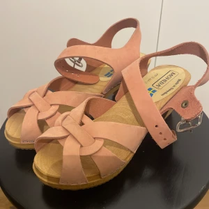 Moheda sandaler - Träsandaler med klack från moheda, ljusrosa skinnremmar, strl 36 (något stor), så gott som nyskick. 