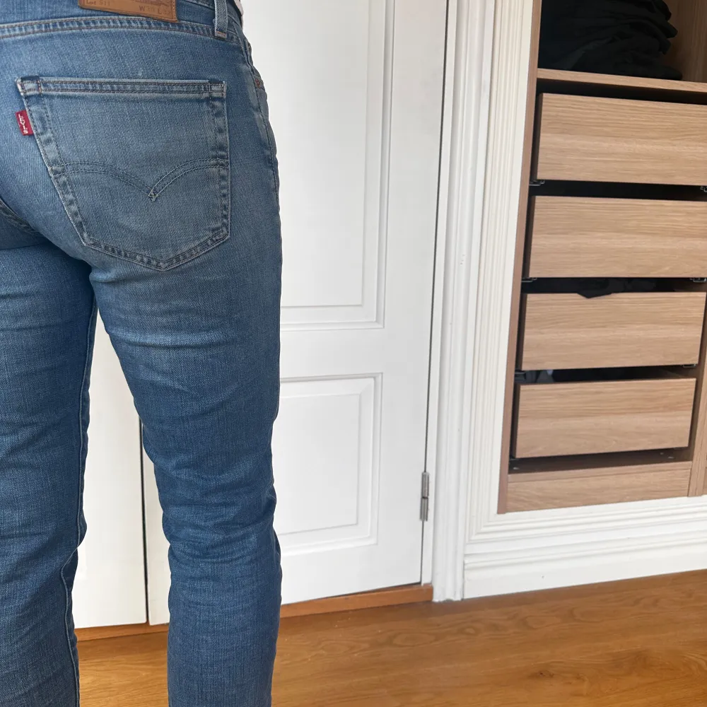 Säljer nu dessa sjukt snygga Levis jeans i modellen 511😍 Storlek 30 32. Använda fåtal gånger och mest hängt i garderoben sen dem köptes! Nypris på dessa ligger på runt 1100! Skriv om fler frågor finns🤗🤗. Jeans & Byxor.