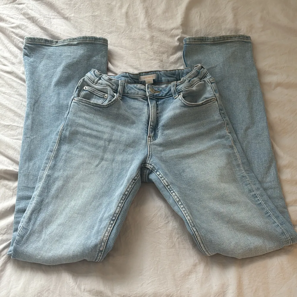 Knappt använda ljusblåa jeans från Gina Young i nyskick, nypris 350. Det går att justera storlek i midjan, bra längd för mig som är 168. I storlek 164 men är som 32/34. Säljer för dom inte kommer till användning 💗 . Jeans & Byxor.