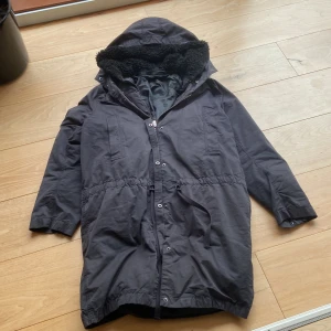 Acne studios parka jacka - Detta är en väldigt skön jacka som passar bra nu till våren och även vintern, använt skick 7,5/10 Säljer för 750 nypris 5000!!🌟