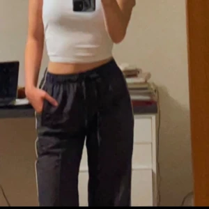 Parachute byxor - Säljer dom super fina byxor som tyvärr passar inte mig längre. Köptes i London. Ny pris 299kr säljer för 150kr.