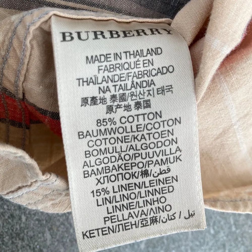 Hej! Säljer nu denna otroligt fina burberry skjorta i jätte fint skick. Kontakta gärna vid bud/frågor/köp. Mvh Noah på Straps Of Sweden  Nmr:19. Skjortor.