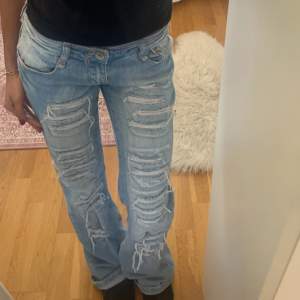 Jätte snygga jeans med slitningar som detaljer! Midjemåttet rakt över: 34 cm🪽 skirv privat för fler bilder/frågor. Använd Köp Nu funktionen