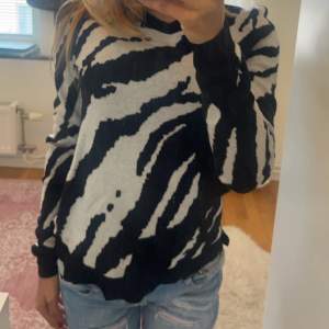 Jätte söt zebra tröja med dragkedja vid ryggen🦓🦓 Använd Köp nu funktionen!💕