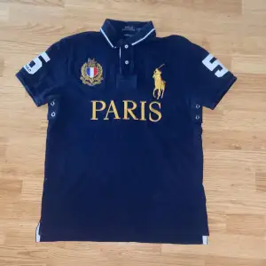 !skicka bud för snabb affär! Fet Ralph Lauren Paris Piké, perfekt skick o storlek M slim fit 💯👍 Skriv ba om ni undrar någonting eller om ni vill ha fler bilder 📲 No fake shit like archivedswag 😂 