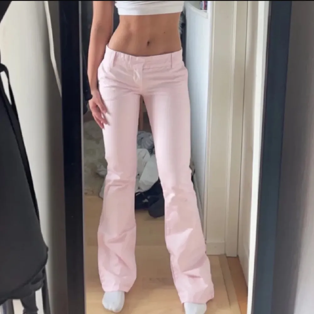 Såå snygga lågmidjade rosa bootcut kostymbyxor från juicy couture(Lånade bilder från tidigare ägaren)💗. Jeans & Byxor.
