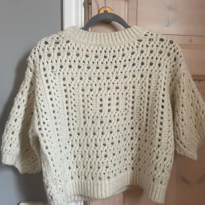 Beige stickad Zara - Super fin beige stickad T-shirt från zara!! Jätte bra skick, köpare står för frakt😍💞